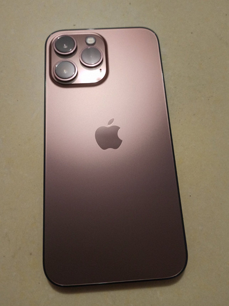 Это розовый iPhone 13 Pro. Смартфон впервые засветился на фото, хотя это несерийный образец