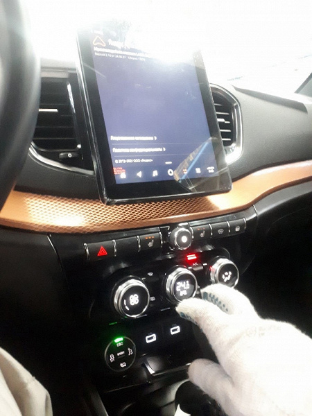 Lada Vesta, ты ли это? Опубликованы фото интерьера Vesta FL с вертикальным экраном мультимедийной системы как у Tesla