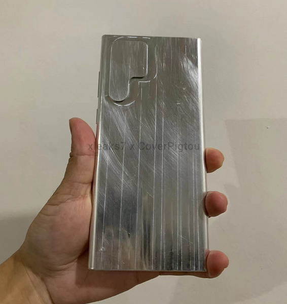 This will put the Galaxy S22 Ultra in your hand.  The aluminum model of the new flagship Samsung showed in the photo and video