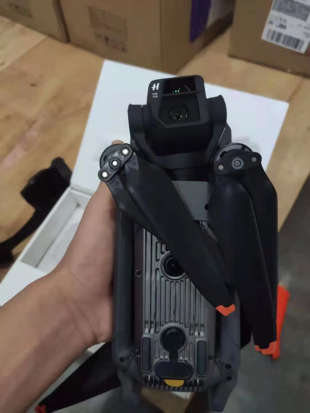 DJI Mavic 3 has already appeared in stores: the new drone was finally filmed live in the hands of the user