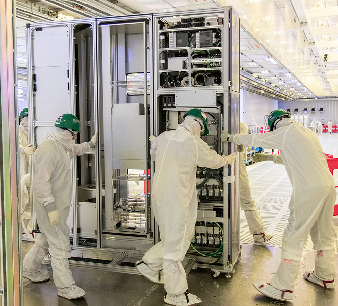 Компания Intel привезла первую машину для линии по производству микросхем на Fab 34 в Ирландии
