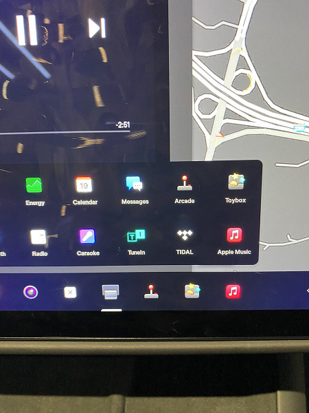 На автомобилях Tesla наконец-то может появиться Apple Music