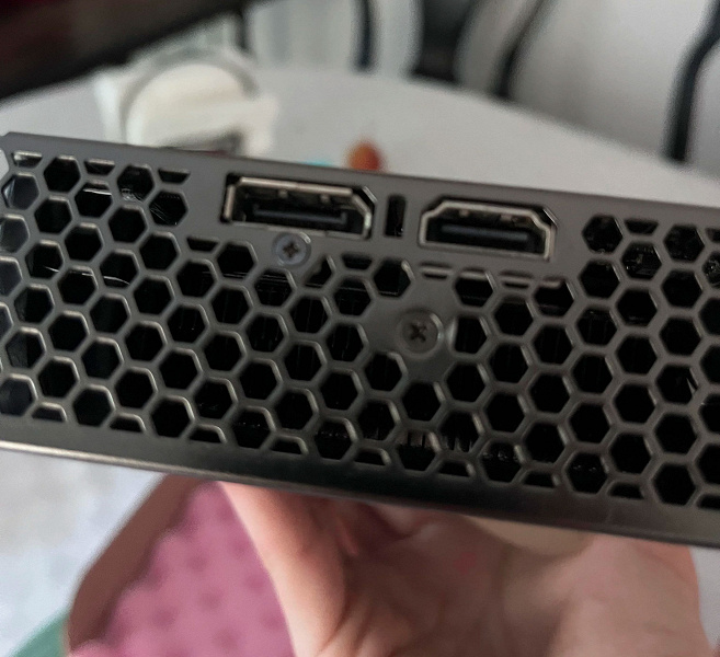 Пользователь форума Reddit купил самую мощную видеокарту Nvidia 2015 года – GTX TITAN X – и обнаружил у неё только два порта