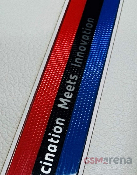 Веганская кожа, «Парижские гвозди» и цвета BMW. iQOO 11 позирует на качественный изображениях