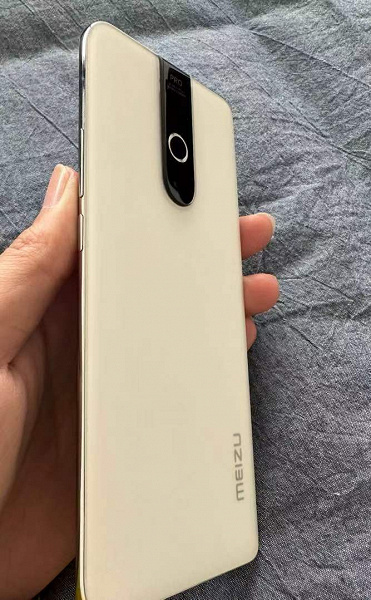 Meizu 20 Pro показали на живых фото. Он неожиданно напомнил Redmi Note 8 Pro