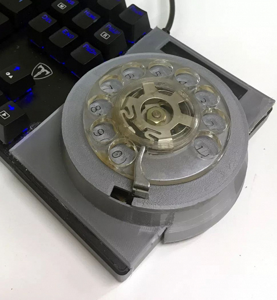 Энтузиаст заменил цифровой блок клавиатуры диском от старого телефона