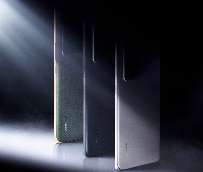 Лу Вейбинг перешёл на Xiaomi 12S Ultra, а глава компании выбрал маленький флагман Xiaomi 12S