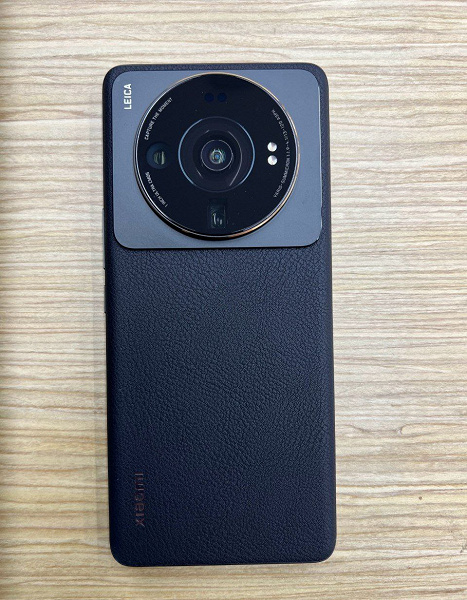 Флагманский смартфон Xiaomi 12S Ultra с огромным выступом камеры показали вживую со всех сторон