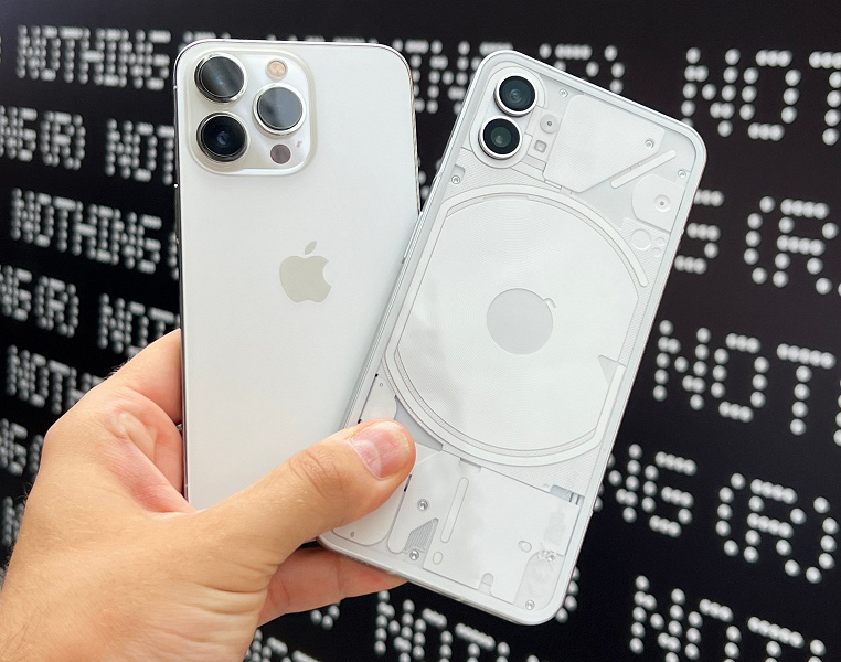iPhone 13 Pro и Nothing Phone (1) сравнили вживую. Фотографии новинки в двух цветах