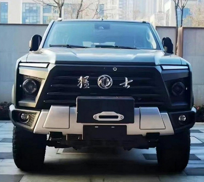 Four-wheel drive, 7 seats, 6.7 liter diesel engine and a ladder to climb onto the roof. New photos of the gigantic SUV Dongfeng Warrior M20