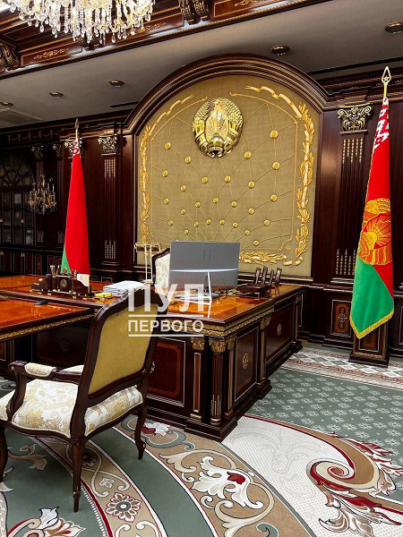 Лукашенко импортозаместился. iMac на его столе заменила техника белорусского производителя