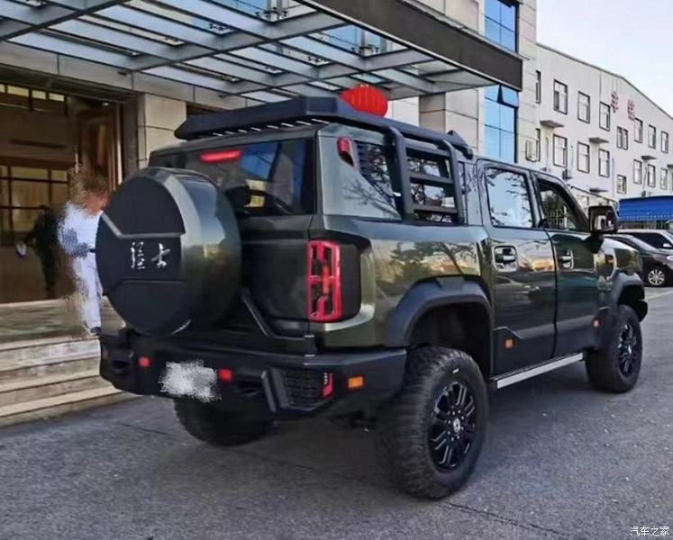 6 meters long, 6.7 liter diesel engine, two generators and fuel tank heating. New details about the Dongfeng Warrior M20 super SUV