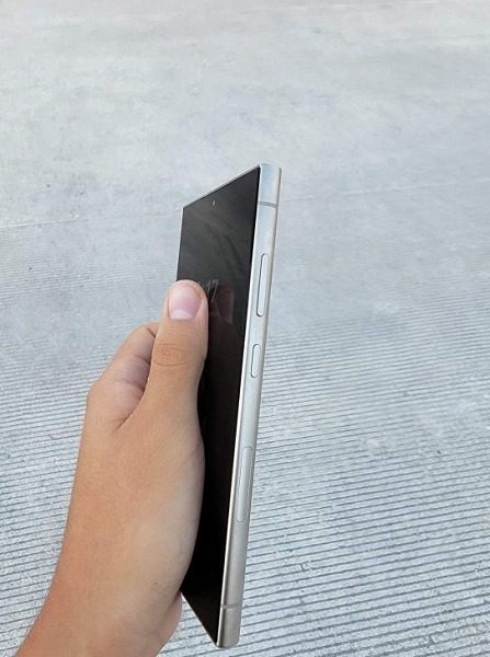 Потенциальный Samsung Galaxy S24 Ultra показан вживую — с плоским экраном и матовой серебристой панелью