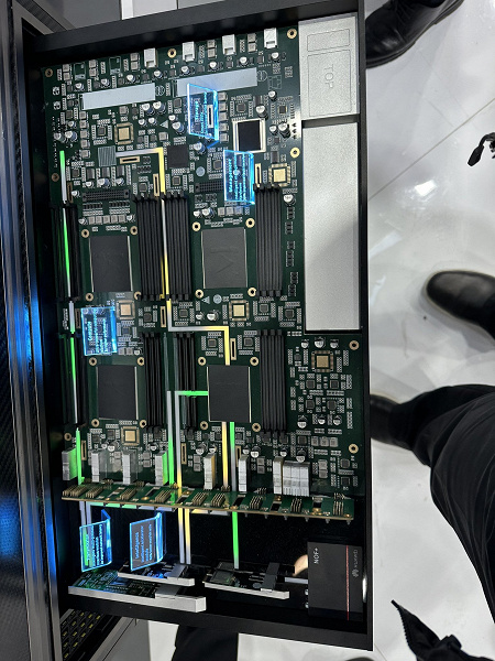 Huawei пришлось заклеивать плёнкой все микросхемы на системных платах, которые компания привезла на MWC 2023