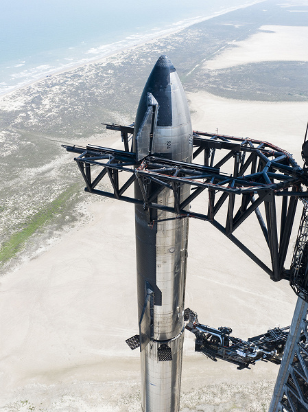 120-метровая ракета SpaceX Starship на космодроме за сутки до запуска. SpaceX поделилась фотографиями из Техаса