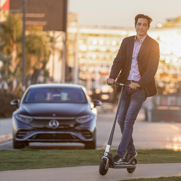 Представлен Mercedes-Benz EQS580 City Edition 2023 со скутером в комплекте