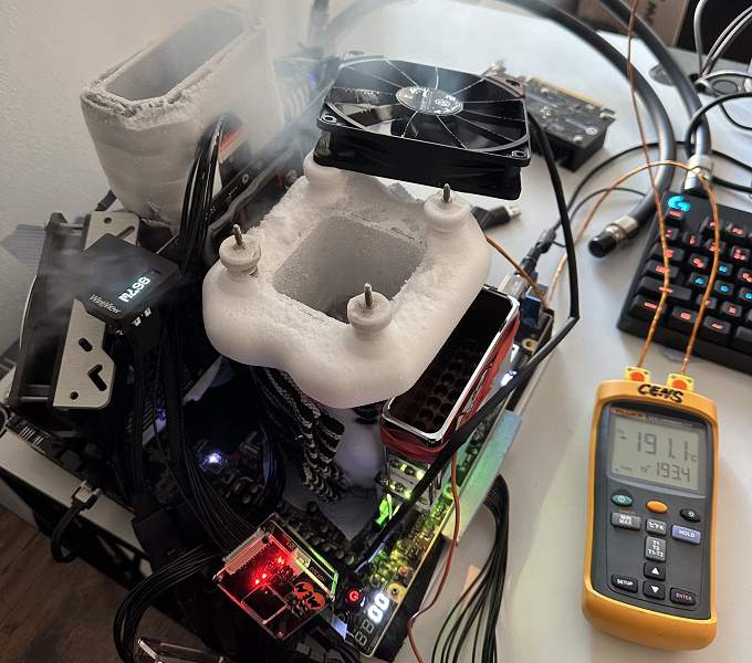 Такая GeForce RTX 4090 одна во всём мире. RTX 4090 удалось разогнать до частоты... 4090 МГц, а затем ещё чуть выше