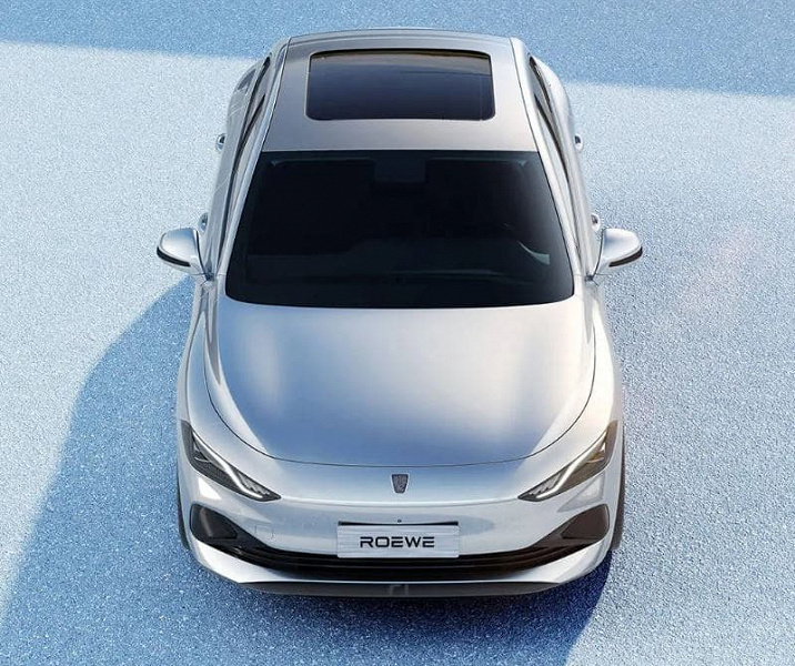 1400 на полном баке, расход 4,3 л на 100 км и 125 км без бензина. Седан Roewe D7 выйдет в этом году