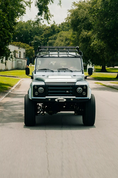 «Мы объединили лучшее из лучшего с точки зрения двигателя, подвески, торможения и управляемости», — представлен обновлённый Land Rover Defender 130 от Himalaya 4x4