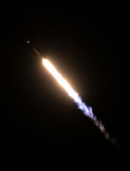 Фотогалерея дня: SpaceX проводит «идеальный» ночной запуск Falcon 9 со спутниками Starlink