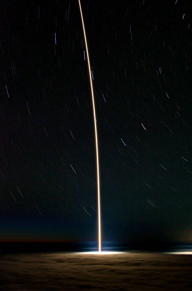 Фотогалерея дня: SpaceX проводит «идеальный» ночной запуск Falcon 9 со спутниками Starlink