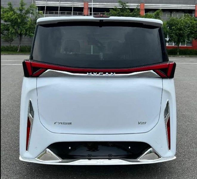 Увеличенная альтернатива Toyota Alphard с очень быстрой зарядкой, четырьмя экранами и запасом хода 750 км. Представлен минивэн Hycan V09