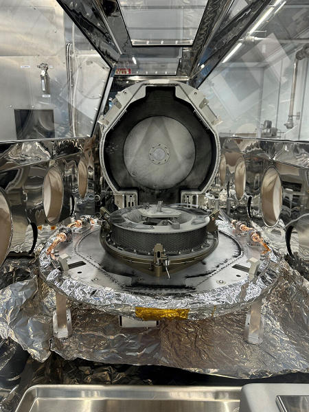 В NASA вскрыли контейнер с «космическим сокровищем» OSIRIS-REx: обнаружена чёрная пыль и мусор