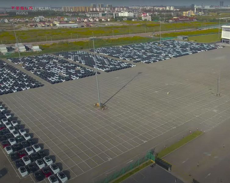 Тысячи обновлённых Tesla Model 3 сфотографировали перед отправкой в Европу