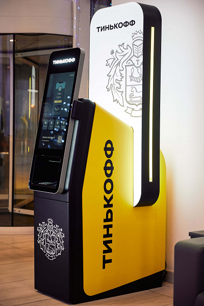 «Тинькофф» запустил обмен валюты через банкоматы. На такие операции не распространяются лимиты Центробанка на снятие валюты