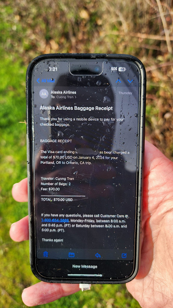 iPhone засосало в дыру в самолете Boeing 737 Max 9 на высоте 5 км: смартфон нашли на земле полностью работоспособным, на экране – ни царапинки