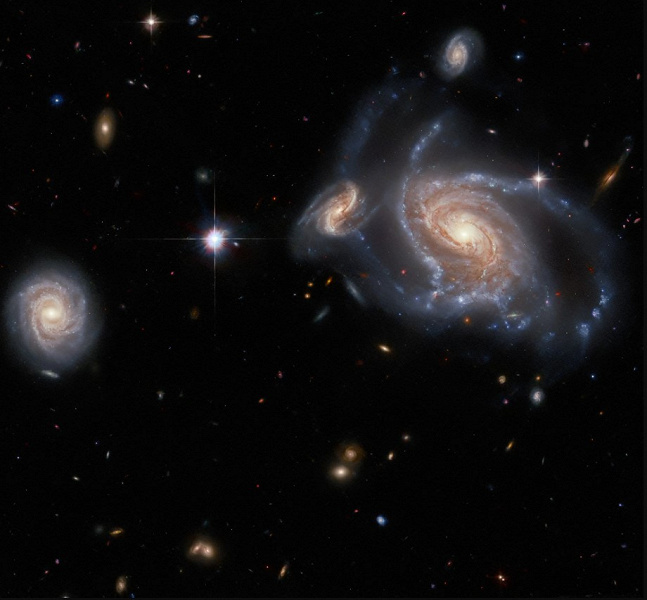 Телескоп «Хаббл» запечатлел визуальный обман перекрытия галактик