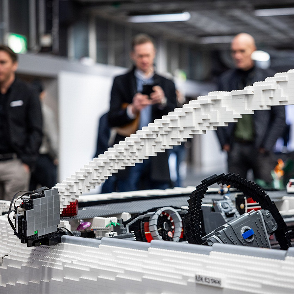 Фанат собрал Volvo V70 из кубиков Lego — и она ездит