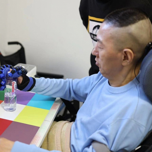В Китае парализованный человек научился самостоятельно есть и пить благодаря нейроимпланту