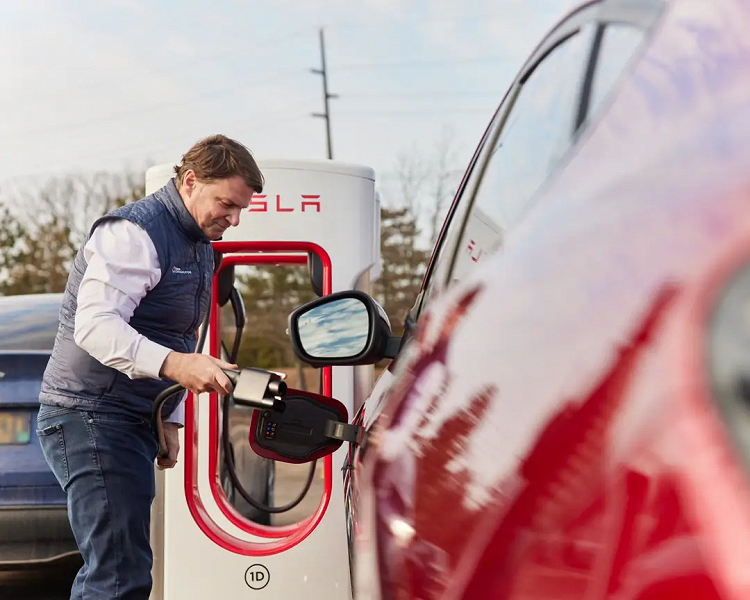 Tesla использует разные средства для увеличения дохода: компания пустила в свою сеть зарядных станций автомобили Ford