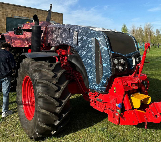 Первый беспилотный белорусский трактор показали вживую. BELARUS 3523i — 350-сильный гибрид
