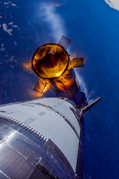 Илон Маск показал зрелищные фото Super Heavу в космосе и в ходе посадки на Mechazilla