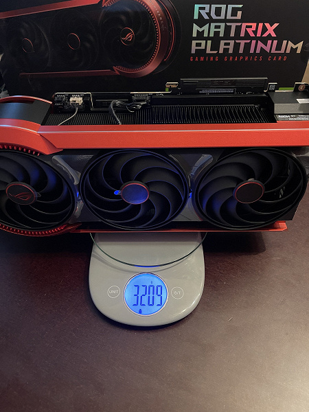 Всего 1000 штук: опубликованы живые фото лимитированной и невероятно дорогой видеокарты Asus ROG Matrix GeForce RTX 5090