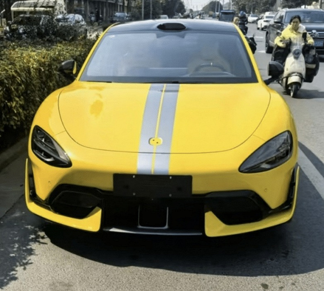 Украден первый шильдик Xiaomi SU7 Ultra &mdash; он действительно покрыт 24-каратным золотом