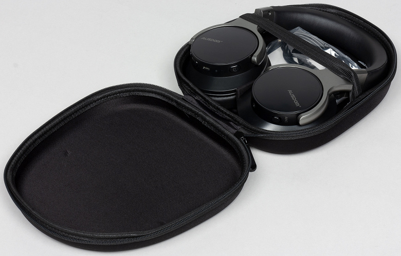 Наушники в кейсе