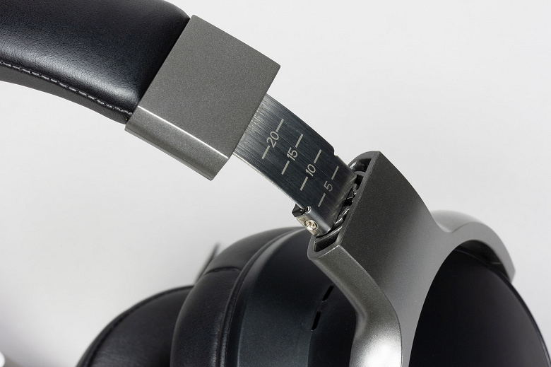 Дужка выполнена из металла, регулировка оголовья происходит с приятным мягким щелчком.