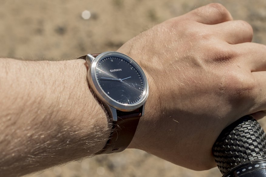 garmin vivomove HR на руке