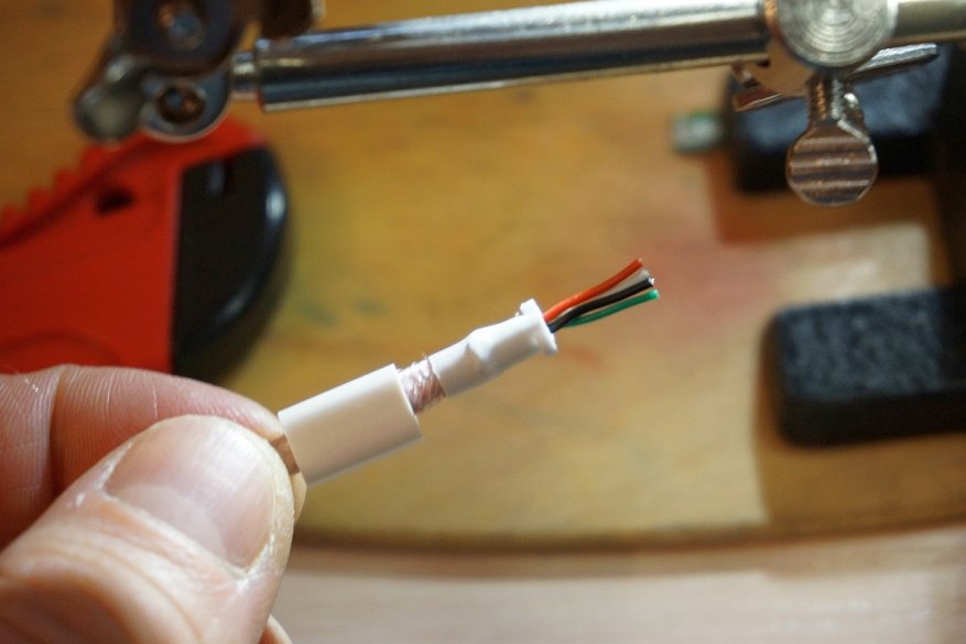 Ganti konektor pada kabel Lightning untuk peralatan Apple 14
