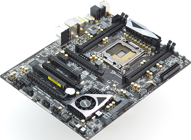 Вид на плату ASRock X79 Extreme4 со стороны разъемов задней панели