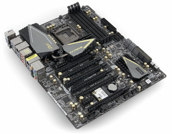 Внешний вид материнской платы ASRock Z77 Extreme9