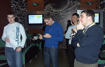 Участники внимательно слушают