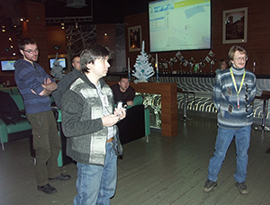 участники в зале ресторана