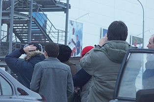 народ рассматривает вертолет