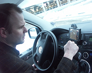 в ожидании старта, Антон держит руку на селекторе АКПП