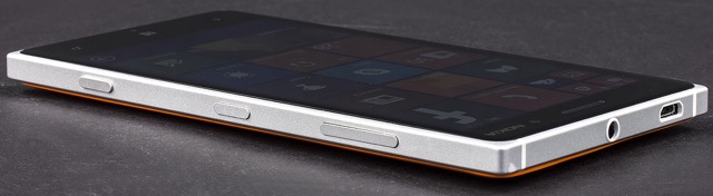 Правая грань Nokia Lumia 830