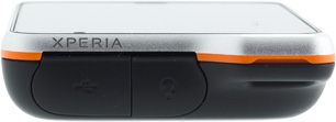 Обзор Sony Ericsson Xperia Active. Нижний торец корпуса коммуникатора